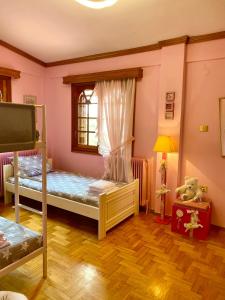 Postel nebo postele na pokoji v ubytování Eirini's ART HOUSE