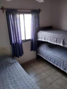 1 dormitorio con 2 literas y ventana en Mendoza casa para turistas en Mendoza