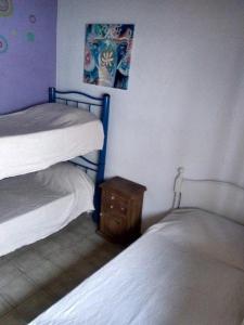 2 camas individuales en un dormitorio con una foto en la pared en Mendoza casa para turistas en Mendoza