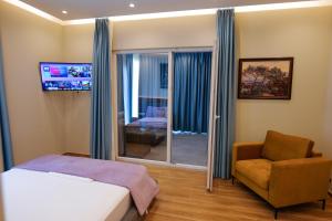 TV a/nebo společenská místnost v ubytování 6 Milje Hotel