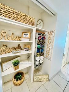 Relax'n'Retreat @ BellaView603 في دايتونا بيتش: غرفة مع خزانة ملابس مع أحذية على الأرفف