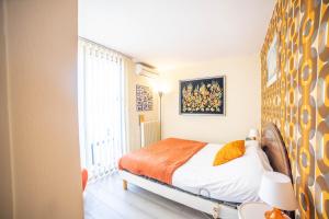 a bedroom with a bed and a large window at LE SEVENTIE'S 3 Terrasse-Netflix-Wifi-Parking-Mer-TOP PROS SERVICESConciergerie in La Grande Motte