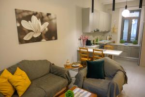 sala de estar con sofá y cocina en Elia downtown eco house, en Mytilini