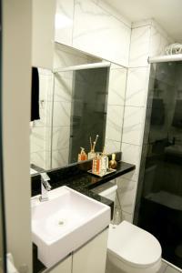 塔瓜廷加的住宿－Apto funcional ao lado da Universidade Catolica，白色的浴室设有水槽和卫生间。