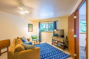 ein Wohnzimmer mit einem Sofa und einem TV in der Unterkunft PA West Side Paradise in Port Angeles