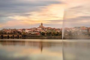 una vista de una ciudad a través de un cuerpo de agua en Coração do Tua Hotel, en Mirandela