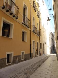 een lege straat in een steeg tussen twee gebouwen bij L'Antica Torre Caralis Holiday in Cagliari