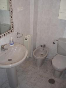 a bathroom with a sink and a toilet at Apartamento en Isla Playa in Isla