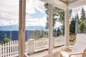 a white porch with a view of mountains at Riant gelegen Villa in Stöckelweingarten