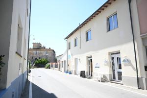 マリーナ・ディ・ビッボーナにあるAffittacamere I Gigli di Mareの白い建物が横に並ぶ空き道