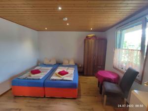 - une chambre avec un lit, une chaise et une fenêtre dans l'établissement Holiday home Fuhlendorf 1, à Fuhlendorf