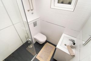 Kúpeľňa v ubytovaní Apartment KATA + 23 fotografií