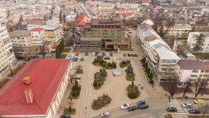 una vista aérea de una ciudad con coches y edificios en HOTEL CENTRAL, en Paşcani