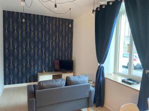 אזור ישיבה ב-Bel appartement t2 rdc tout équipé avec cour les cocons de Madenn