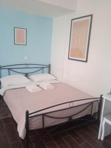 um quarto com uma cama com duas toalhas em Ag.apostoloi studios em Áyioi Apóstoloi