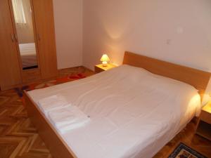 Postel nebo postele na pokoji v ubytování Apartments Petricevic 2