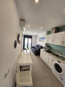 ロンダにあるApartamento Centro Ronda 1のキッチン、リビングルーム(テーブル、洗濯機付) +9枚の写真