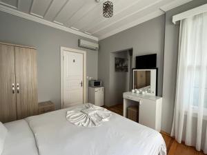 イスタンブールにあるJasmine Apart & Boutique Hotelのベッドルーム(白いベッド1台、デスク付)