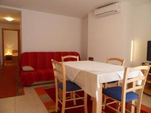 TV a/nebo společenská místnost v ubytování Apartments Petricevic 2