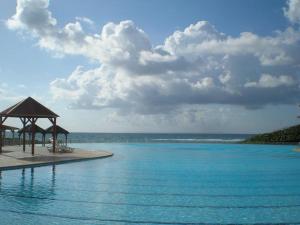 una piscina con cenador junto al océano en Appartement Varangue, Anse des rochers, en Saint-François