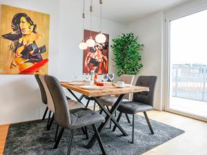 comedor con mesa de madera y sillas en SKY9 Penthouse Apartments, en Viena