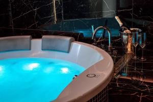 Bazén v ubytovaní Jacuzzi Glass-House Central Station alebo v jeho blízkosti