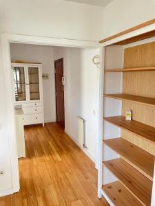 ein leeres Zimmer mit einem Schrank mit Holzregalen in der Unterkunft Apartment with sea views next to the beach of Mar Bella in Barcelona