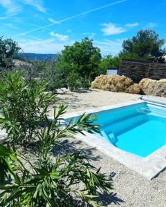 uma piscina no quintal de uma casa em Les jardins de la Gravière à 5 mn de Lourmarin avec piscine privée em Puyvert