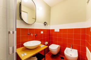 uma casa de banho com um lavatório e um WC em Olivieri 25 - Gioia Apartments em Procida