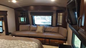 un sofá en la parte trasera de una caravana en Hill Country Luxury RV Glamp: Twin Falls, Texas en Boerne