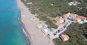 an aerial view of a beach with a house at Affittacamere I Gigli di Mare in Marina di Bibbona