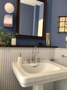 lavabo blanco en el baño con espejo en La Combriccola en SantʼArcangelo di Romagna