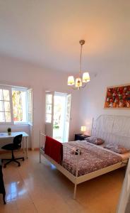Un dormitorio con una cama, un escritorio y una mesa. en Nomad Villa Santa Fe, en Las Palmas de Gran Canaria