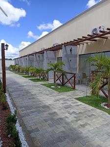 una fila de bancos frente a un edificio en Hotel Pé de Serra Piranhas, en Piranhas