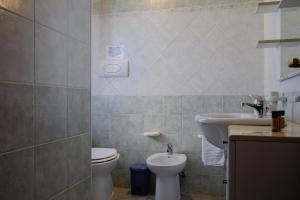 A bathroom at Appartamenti Costa - BUDONI SWEET HOME