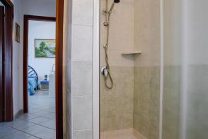 A bathroom at Appartamenti Costa - BUDONI SWEET HOME