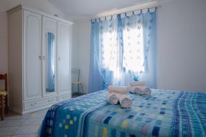 A bed or beds in a room at Appartamenti Costa - BUDONI SWEET HOME