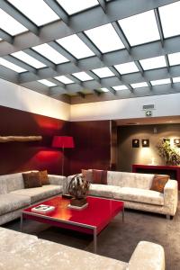 a living room with couches and a red coffee table at Zenit Barcelona in Barcelona