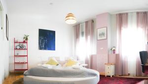 a bedroom with a large bed with yellow pillows at Charmantes Privatzimmer in der Stadt in Koblenz