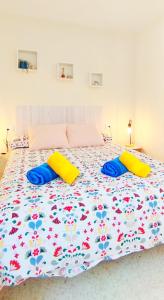 a bedroom with a large bed with a floral bedspread at Apartamento Tres Carabelas II, AC, Wifi, Parking in Sanlúcar de Barrameda