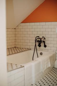 una vasca da bagno in una stanza con lavandino di The Myrtles a Saint Francisville