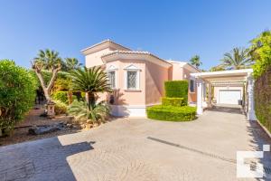 a villa with palm trees and a driveway at Villa Coral - Grupo Turis in Calpe
