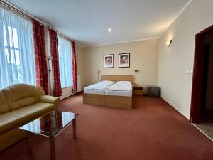 Postel nebo postele na pokoji v ubytování Hotel Roháč