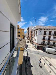 widok ulicy z balkonu budynku w obiekcie Apartamento Centro Ronda 2 w mieście Ronda