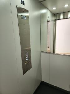 winda w pokoju z lustrem w obiekcie Apartamento Centro Ronda 2 w mieście Ronda