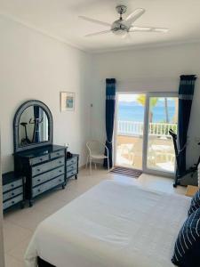 1 dormitorio con cama, espejo y balcón en Cabo Romano, 3 Bedroom,2 Bathroom Apartment with Sea Views LMHA 14, en La Manga del Mar Menor