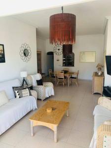 Sala de estar con sofás y mesa de centro en Cabo Romano, 3 Bedroom,2 Bathroom Apartment with Sea Views LMHA 14, en La Manga del Mar Menor