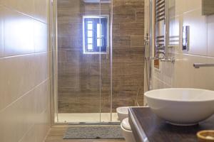 ein Badezimmer mit Dusche, Waschbecken und Toilette in der Unterkunft Il Richiamo Del Mare in Neapel + 50 Fotos