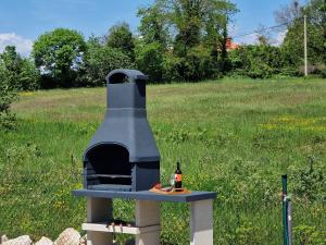 um forno de pizza sentado em cima de um campo em Villa Destiny Nedescina, Istrien, Kroatien em Nedeščina