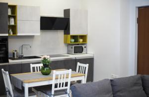 eine Küche mit Tisch und Stühlen und einer Couch in der Unterkunft Il Richiamo Del Mare in Neapel